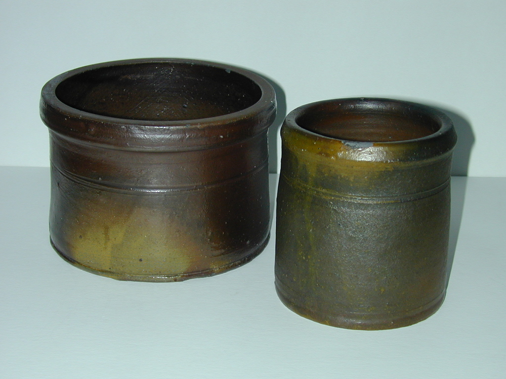 Two small Decker pots. ai34.