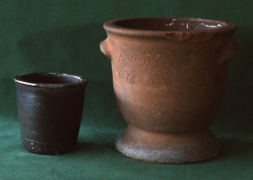 Earthenware flowerpot with pedestal-type foot and small jar. Burbage35.